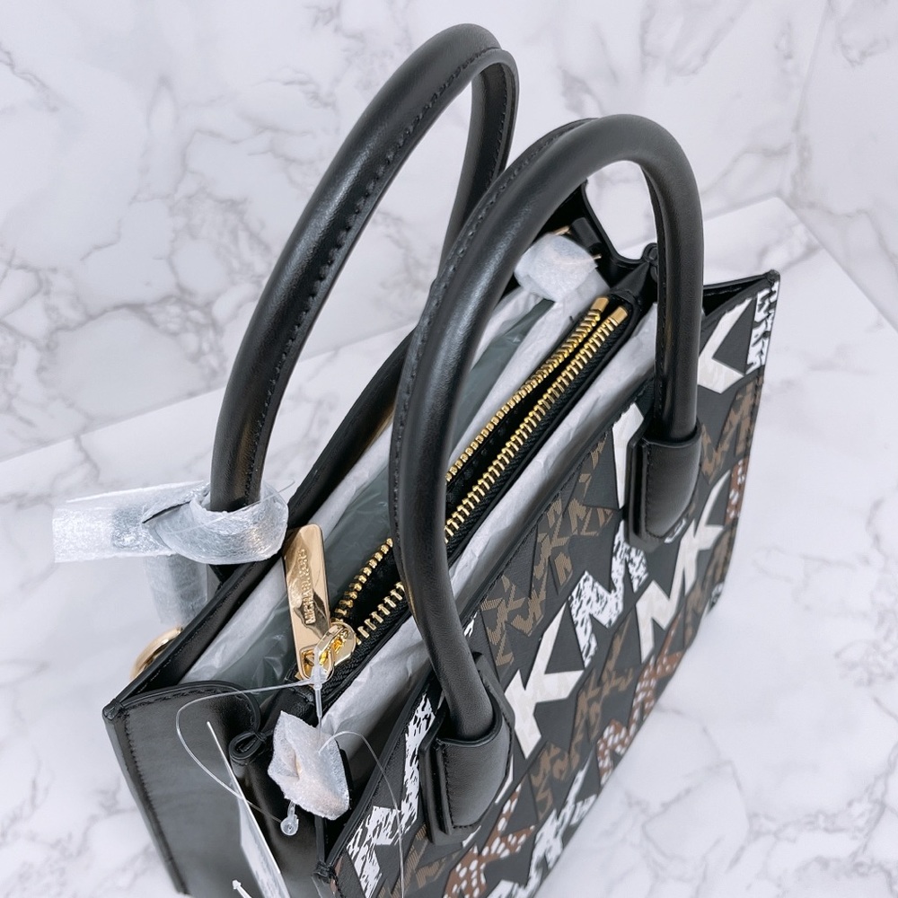 Michael Kors Mercer Medium Messenger - Picture 8 of 11
